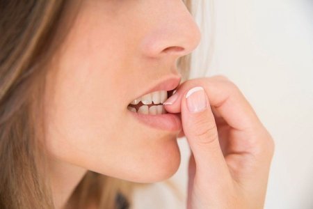 Как отучиться грызть ногти?